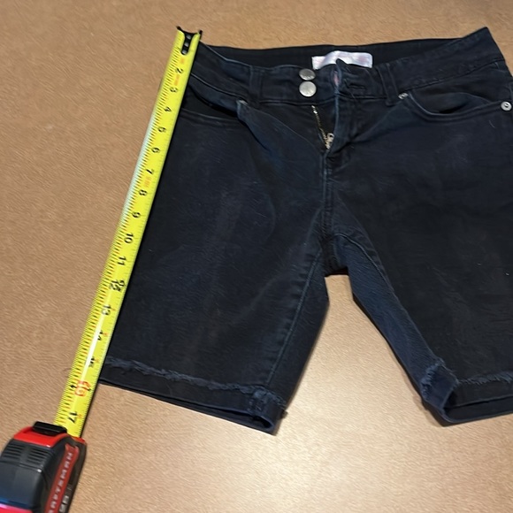 No Boundaries black Jean shorts size 9. - Picture 2 of 6